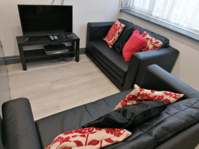 Colchester Lodge - Tastefully Furnished 3 Bedroom House in Colchester City Centre